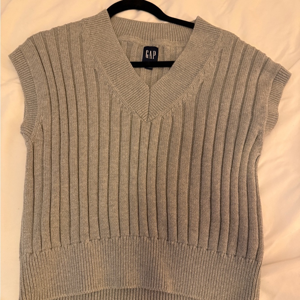 GAP Gray V-Neck Sweater with Ribbed Design